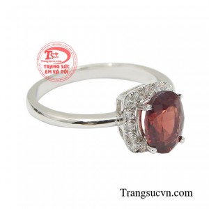 Điểm nhấn của thiết kế chính là viên đá chủ garnet chiếm trọn sự chú ý bởi sắc màu hoàn hảo trên sản phẩm.