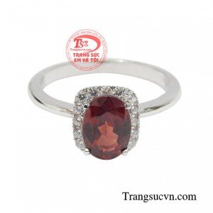 Chiếc nhẫn mang hình ảnh người phụ nữ Châu Á với vẻ đẹp theo hơi hướng đương đại cùng nét cá tính riêng.