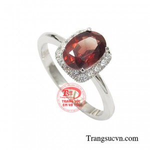 Granet mang nhiệt huyết và tình yêu nồng cháy của người phụ nữ, bởi vậy mà khó có chàng trai nào có thể cưỡng lại được vẻ đẹp hấp dẫn quyến rũ của cô gái đó.