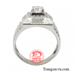 Chiếc nhẫn nam là sự lựa chọn hàng đầu giúp người đeo thể hiện được nét sang trọng và sự trưởng thành, thu hút với người đối diện.
