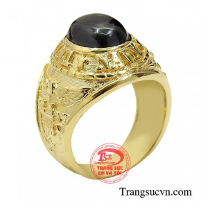 Nhẫn nam vàng đội trưởng là sự kết hợp của vàng màu 10k cùng viên đá chủ mang sắc đen huyền bí.