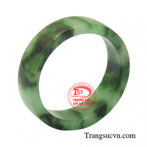 Nhẫn ngọc ngón út tài lộc mang lại bình an và may mắn về phong thủy cho người đeo. 