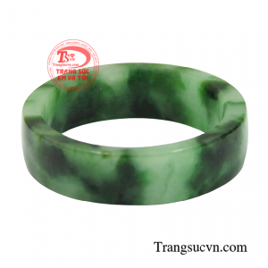 Ngọc cẩm thạch thiên nhiên mang lại sự tập trung cho người dùng.