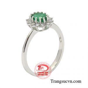 Nhẫn nữ ngọc lục bảo tinh tế được thiết kế với kiểu dáng trẻ trung, thanh lịch.