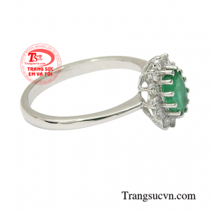 Đá emerald thiên nhiên là viên đá hộ mệnh đặc biệt cho người sinh tháng 5 và những ai mệnh mộc và hỏa.