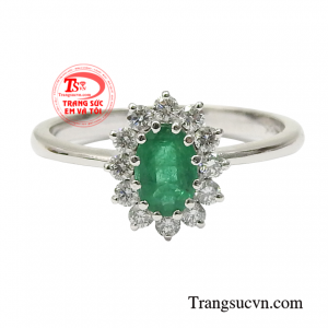 Sản phẩm với sự kết hợp của đá Emerald thiên nhiên làm cho chiếc nhẫn trở nên sang trọng và hợp thời trang.