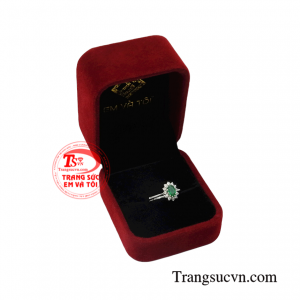 Nhẫn nữ ngọc lục bảo tinh tế chất lượng.