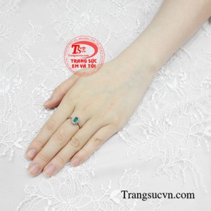 Nhẫn nữ ngọc lục bảo tinh tế có giấy kiểm định.