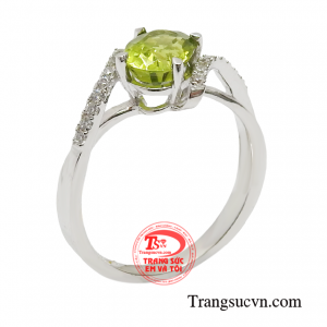 Nhẫn nữ peridot cát khí gắn liền với sự huyền bí, ẩn chứa nét đẹp ma mị. 
