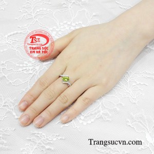 Người sở hữu chiếc nhẫn nữ peeridot có tính cách dịu dàng, hiền hòa và Người sở hữu chiếc nhẫn nữ peeridot có tính cách dịu dàng, hiền hòa và lãng mạnmạn