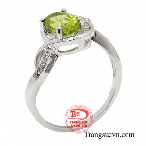 Nhẫn nữ peridot thành đạt phù hợp với người mệnh mộc và người mệnh hỏa.
