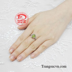 Khi diện món trang sức này hàng ngày bạn sẽ đón nhận được nguồn năng lượng tích cực tỏa ra từ viên đá.