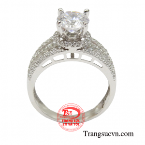 Từ phong cách đơn giản trẻ trung đến phong cách kiêu sa quý phái, chiếc nhẫn này đều có thể làm hài lòng từ vị khách khó tính nhất.