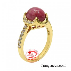 Nhẫn nữ ruby sao may mắn được chế tác tinh xảo từ viên đá ruby sao thiên nhiên mang đến vẻ đẹp thanh lịch và đầy ấn tượng cho phái đẹp.