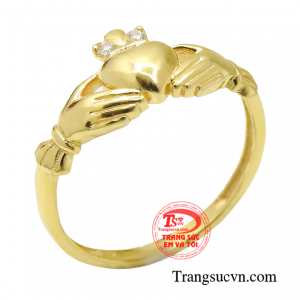 Nhẫn nữ trái tim chân thành được thiết kế ấn tượng trên nền chất liệu vàng 10k cùng hình ảnh đôi bàn tay nguyện dâng hiến trái tim. 