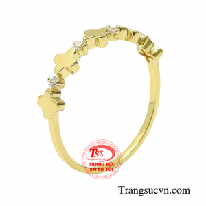 Nhẫn nữ vàng tây đáng yêu hiện một trong những món trang sức không thể thiếu trong bộ sưu tập của các cô gái.