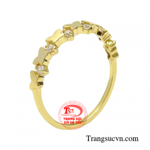 Nhẫn nữ vàng tây dễ thương thiết kế chữ độc đáo đem đến vẻ sành điệu, xinh xắn cho người đeo.