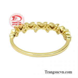 Sẽ thật tuyệt vời khi phối cùng những bộ váy thướt tha tôn vinh nét nữ tính, dịu dàng cho các nàng để diện dạo phố.