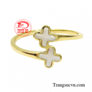 Không chỉ nhỏ gọn dễ mang mà khi đeo chiếc nhẫn này sẽ giúp phái đẹp tôn vinh được nét đẹp của người phụ nữ vừa yêu kiều mà lại cũng rất đáng yêu.