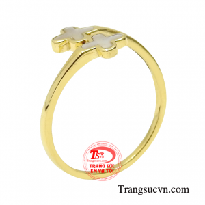 Nhẫn nữ vàng tây thanh thoát được chế tác theo công nghệ Hàn Quốc hiện đại giúp người đeo thêm phần nổi bật.