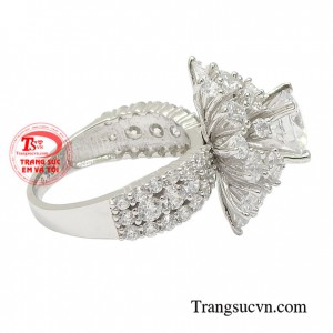 Chiếc nhẫn được chế tác xinh xắn tạo vẻ thanh lịch cho phái đẹp