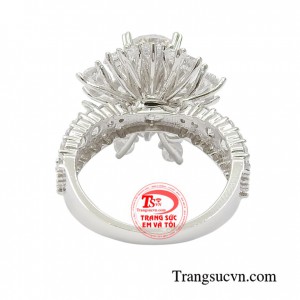 Nhẫn nữ vàng trắng cũng là món quà tuyệt vời cho một nửa yêu thương vào các dịp ý nghĩa.