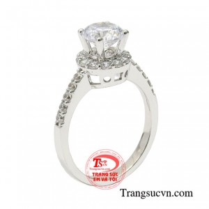 Nhẫn nữ vàng trắng phú quý luôn là dòng sản phẩm được ưa chuộng, mang lại cho phái đẹp sự dịu dàng, thanh lịch.