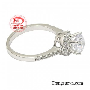Từ phong cách đơn giản trẻ trung đến phong cách kiêu sa quý phái chiếc nhẫn này đều có thể làm hài lòng từ vị khách khó tính nhất.
