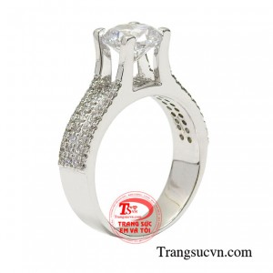 Nhẫn nữ vàng trắng trẻ trung là biểu tượng sắc đẹp, trí thông minh cũng như quyền lực của một người phụ nữ thành đạt.