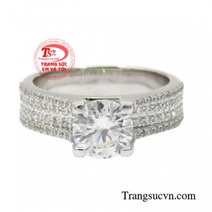 Trang sức vàng luôn là sự lựa chọn hoàn hảo giúp phái đẹp thêm phần sang trọng và thể hiện được cá tính riêng của bản thân.