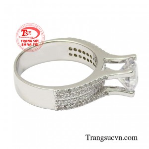Chiếc nhẫn này phù hợp với nhiều kiểu trang phục khác nhau mang đến sự lôi cuốn và nét trưởng thành cho người đeo.