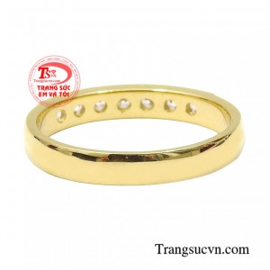Sản phẩm tuy không quá cầu kì nhưng vẫn tôn lên được nét đẹp dịu dàng và thanh lịch cho các quý cô.