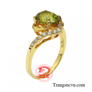 Nhẫn vàng nữ peridot sang trọng là phụ kiện không thể của các quý cô hiện đại.