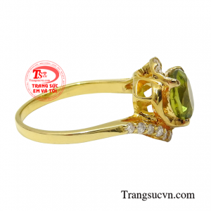 Mỗi một người phụ nữ đều mong muốn mình trở nên thật xinh đẹp và quyến rũ hơn, và chiếc nhẫn peridot này sẽ giúp bạn trở thành một quý cô sành điệu mà lại vô cùng quý phái.