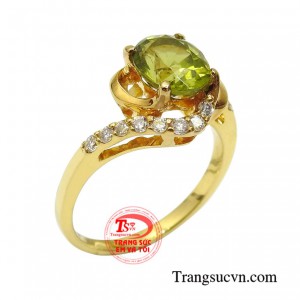 Nhẫn nữ vàng đá quý mang đến may mắn cho người mệnh mộc và hỏa.