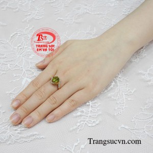Nhẫn vàng nữ peridot sang trọng có giấy kiểm định.
