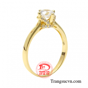 Nhẫn vàng nữ thanh tú được thiết kế tối giản không qua cầu kì nhưng đủ điệu đà, nữ tính.