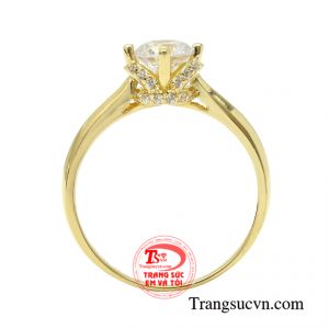 Sản phẩm là một gợi ý hay làm nhẫn cầu hôn nhẹ nhàng mà đầy tinh tế, là món trang sức được nhiều phái nữ mong chờ.