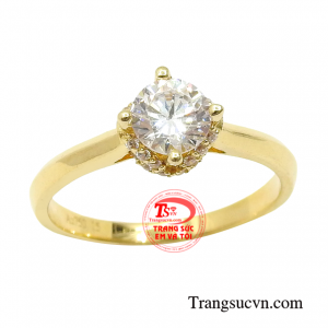 Nhẫn vàng nữ thanh tú sáng bóng.