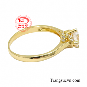 Hãy đến với trang sức Em và Tôi để sở hữu những mẫu nhẫn đính hôn hợp thời trang nhất cho các cô gái.