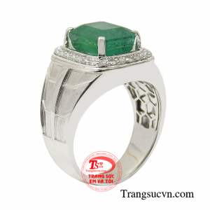 Nhẫn vàng trắng emerald nam tính với sự kết hợp hoàn hảo giữa đá ngọc lục bảo cao cấp và kim cương thiên nhiên.