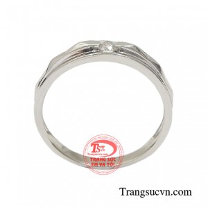 Từng đường nét thiết kế được gọt dũa tỉ mỉ từ đôi bàn tay khéo léo của người thợ chế tác kim hoàn.