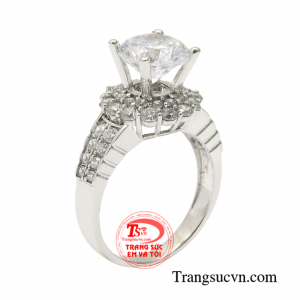 Nhẫn vàng trắng nữ giới sang trọng là một phần không thể thiếu của mọi cô gái hiện đại.