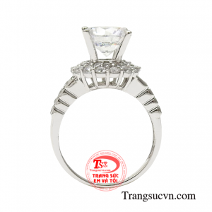 Với kiểu chế tác độc đáo, lộng lẫy giúp tôn lên vẻ đẹp kiêu sa quý phái cho người đeo.