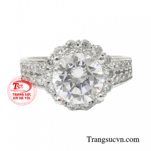 Nhẫn vàng trắng luôn là dòng sản phẩm được ưa chuộng, mang lại cho các quý cô sự dịu dàng, duyên dáng nhưng cũng không kém phần cá tính.