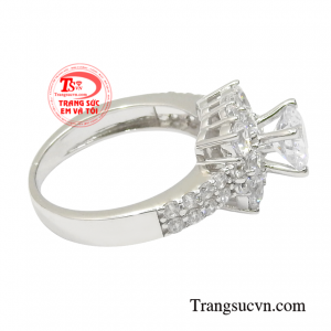 Với chiếc nhẫn này các quý cô có thể thỏa sức phối cùng với nhiều trang phục khác nhau mà vẫn rất hợp thời trang.