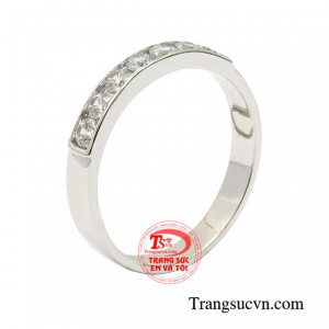 Nhẫn vàng trắng thanh cao là một phần không thể thiếu của mọi cô gái hiện đại.