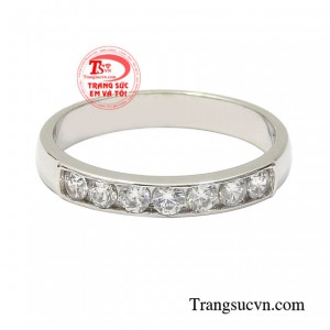 Sản phẩm được chế tác từ vàng 10k Korea chất lượng cao cùng đường nét sắc sảo tinh tế góp phần mang đến nét đẹp thanh lịch cho người đeo.