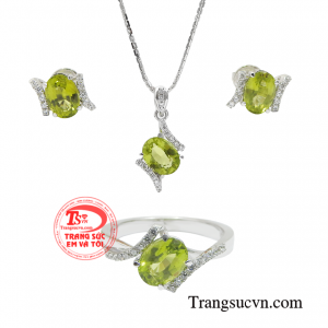 Trang Sức đá Peridot là bộ gồm 4 sản phẩm được thiết kế đặc biệt cho các chị em phụ nữ. 