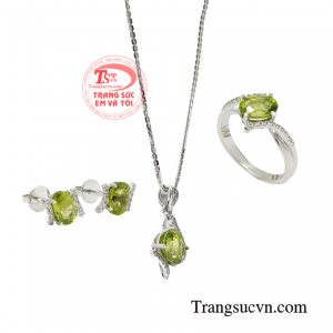 Bộ nữ trang thuộc dòng cao cấp nên độ tinh xảo trên đường nét mỗi sản phẩm vô cùng hoàn mỹ.